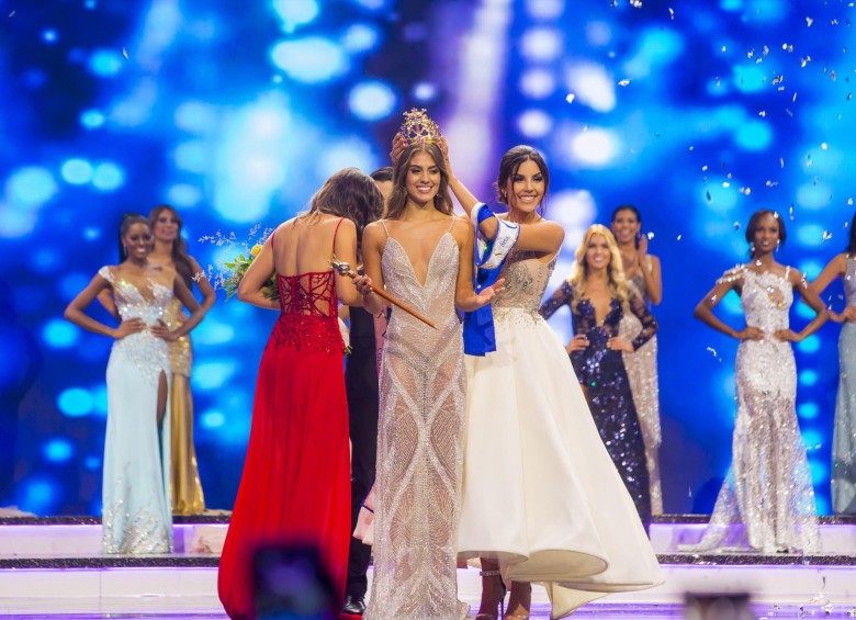 Laura González entregó la corona a Valeria Morales el 30 de septiembre pasado en una gala realizada en Medellín. La nueva reina participará en Miss Universo, el 16 de diciembre en Tailandia. FOTO COLPRENSA