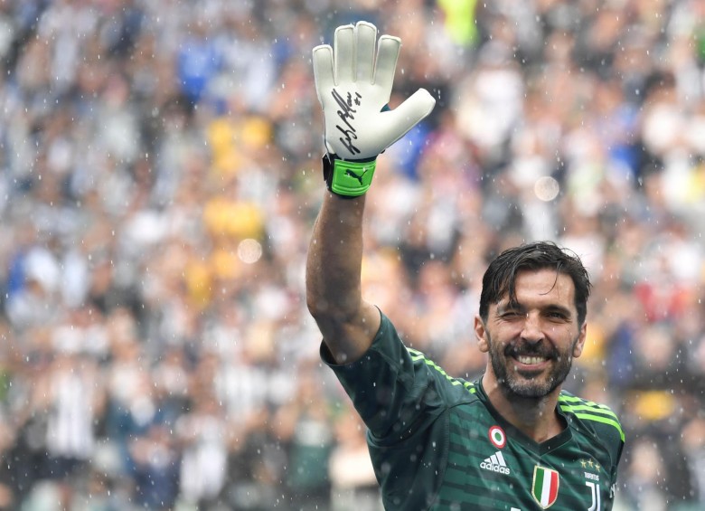 El arquero saludó al público antes de dar la vuelta al Juventus Stadium, pese a que aún restaban 20 minutos del partido contra el Hellas Verona. FOTO AFP