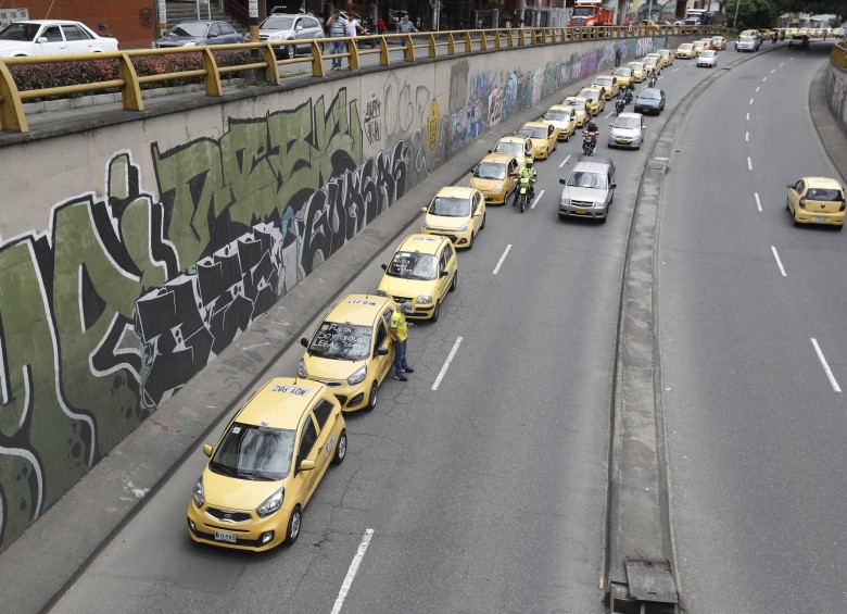 Taxistas en Medellín. FOTO: MANUEL SALDARRIAGA