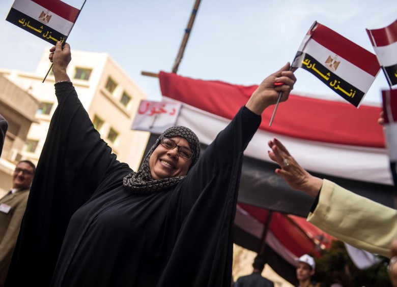 En El Cairo los votantes egipcios ondean banderas durante la primera jornada electoral. CORTESÍA EFE 