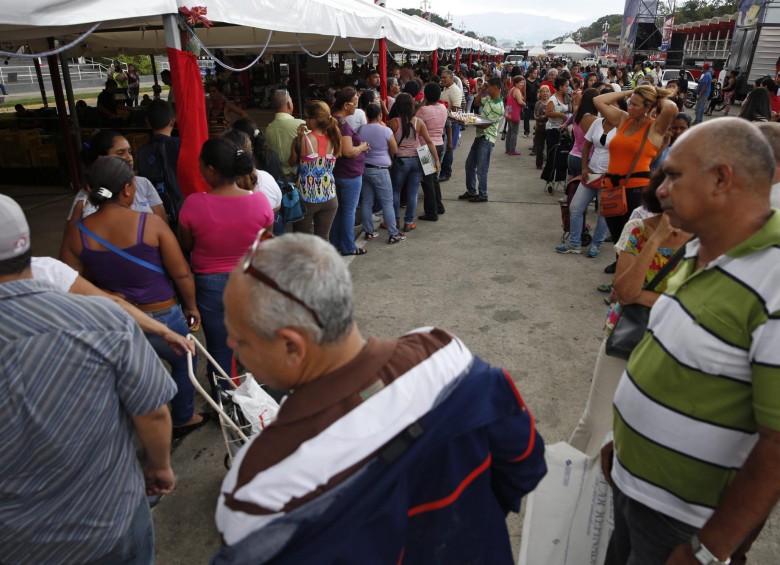 Las largas filas frente a los mercados para comprar comida se han vuelto comunes en Caracas. FOTO REUTERS
