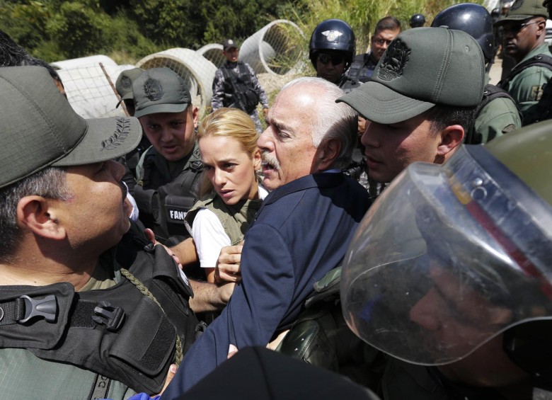 El expresidente Andrés Pastrana sacado a empujones por parte de las autoridades venezolanas. FOTO REUTERS