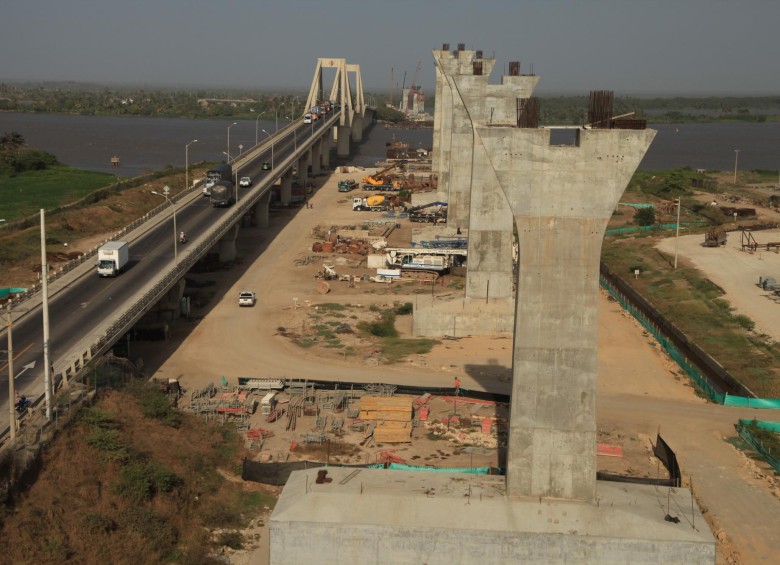 La construcción del nuevo puente Pumarejo sigue siendo un pendiente. Aunque se esperaba que se entregara este año, su inauguración será en 2019. FOTO cortesía invías