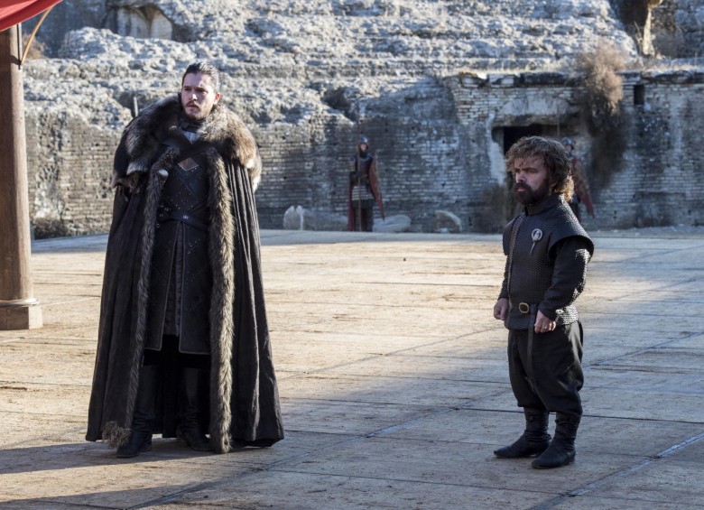 Tyrion Lannister, al lado de Jon Snow en la famosa reunión en King’s landing. FOTO Cortesía HBO