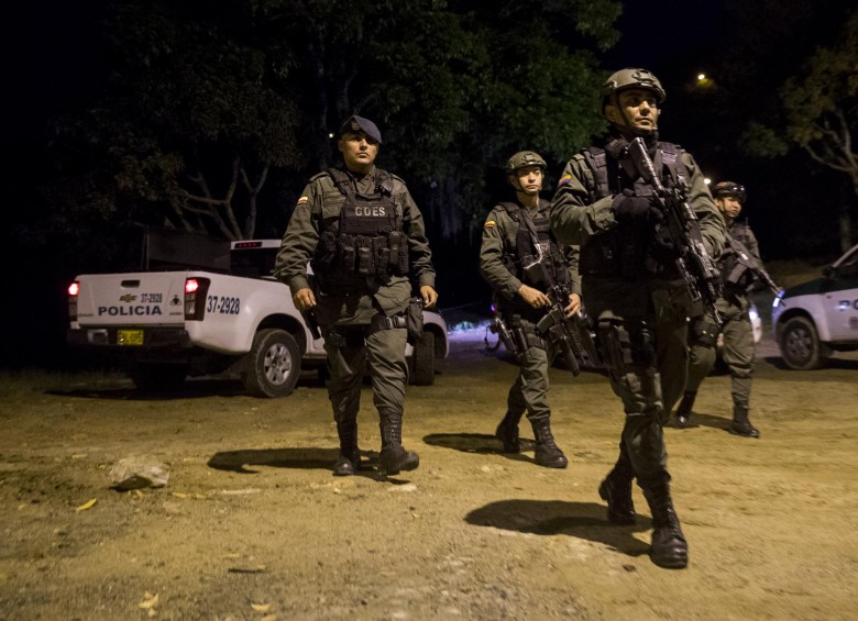 Un grupo de 320 uniformados desde la semana pasada refuerzan la seguridad en la comuna 13 de Medellín, occidente de la ciudad. Foto: Esteban Vanegas