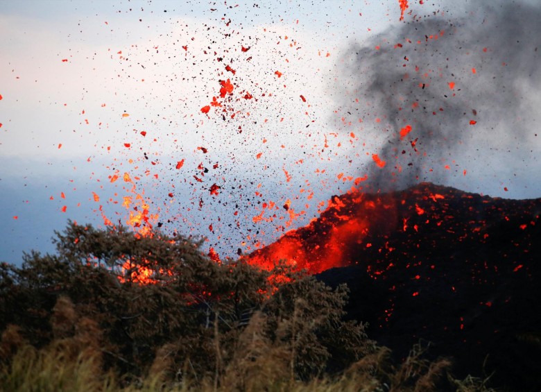 La erupción del volcán Kilauea en las islas de Hawai es una de las más largas de las últimas décadas. El río de lava que desciende por sus laderas ya alcanzó el mar y ha causado la evacuación de cientos de viviendas. Foto. REUTERS