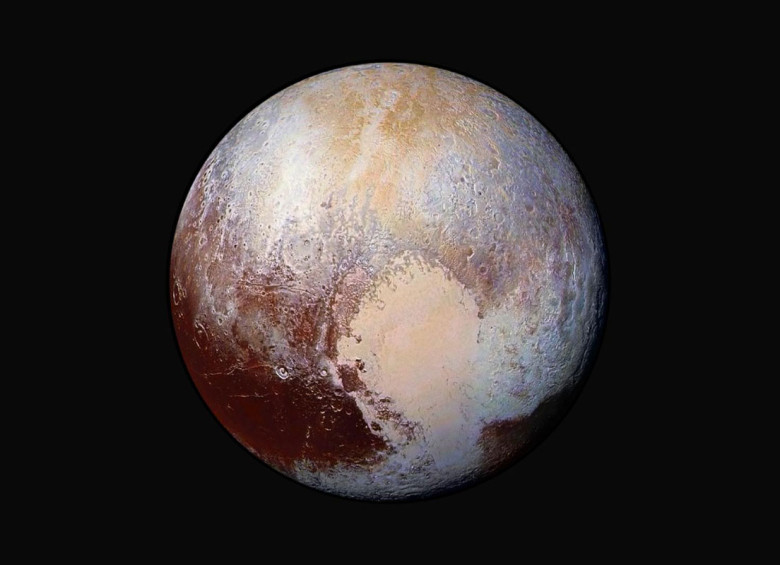 Plutón no es un objeto muerto como se creía antes del paso de la nave New Horizons. Tiene un diámetro de 2.370 kilómetros y posee cinco satélites. FOTO Nasa/New Horizons
