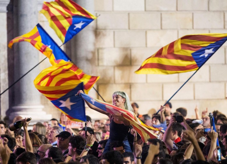Catalanes celebraron en las calles la declaración de independencia. FOTO EFE