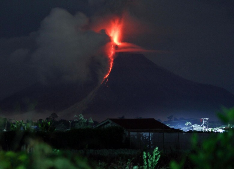 El aeropuerto internacional Ngurah Rai, en la isla indonesia de Bali, cesó operaciones debido al aumento en el nivel de alerta del volcán Agung, que expulsa ceniza y lava desde el sábado. FOTO AFP
