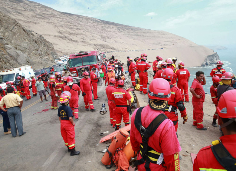 Tragedia en Lima por caída de bus a un acantilado