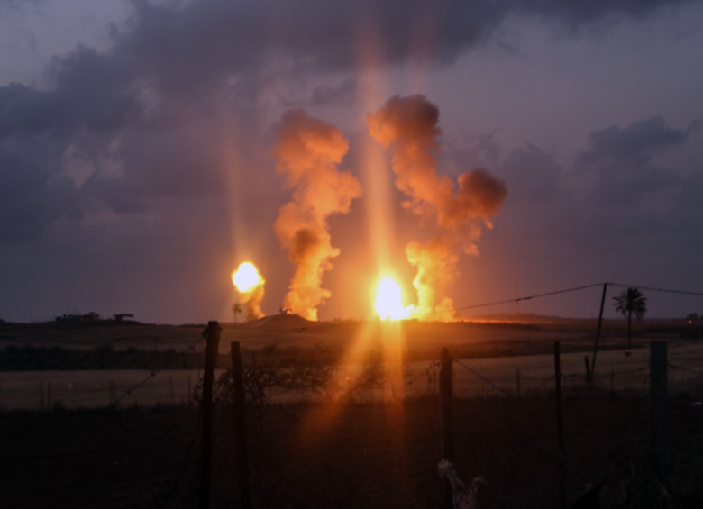 El humo y el fuego se elevan después de un ataque aéreo israelí en Beit Hainun al norte de la Franja de Gaza. Foto AFP