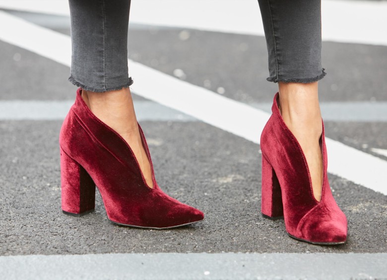 El terciopelo está muy de moda hasta en los zapatos. FOTO Shutterstock
