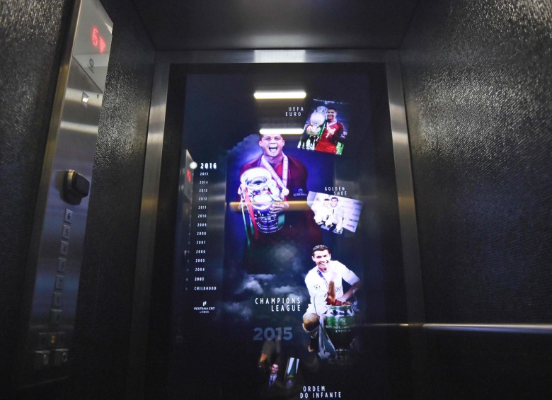 En los ascensores hay una pantalla que revive los mejores momentos de Cristiano Ronaldo. FOTO AFP
