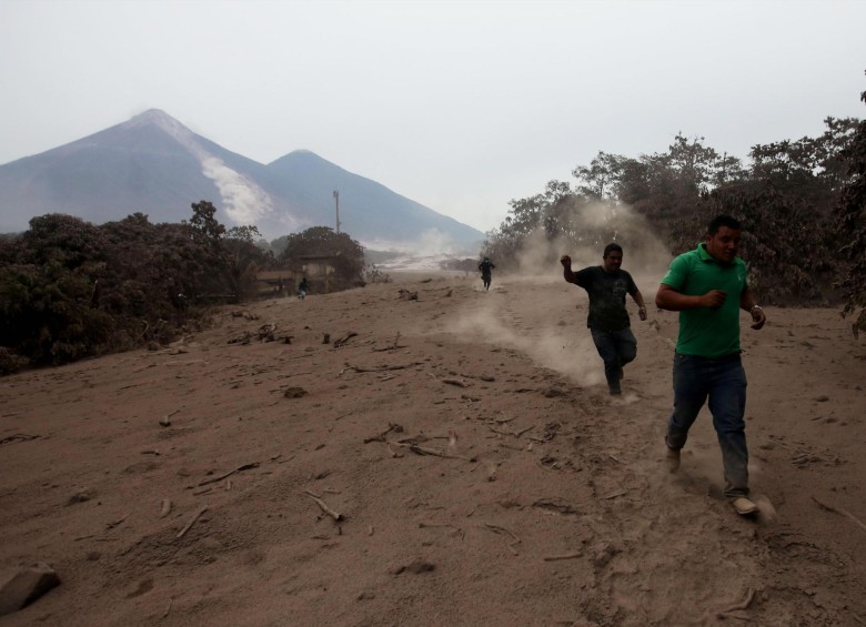 Evacuar las zonas cercanas al volcán es la principal recomendación de las autoridades. Foto efe