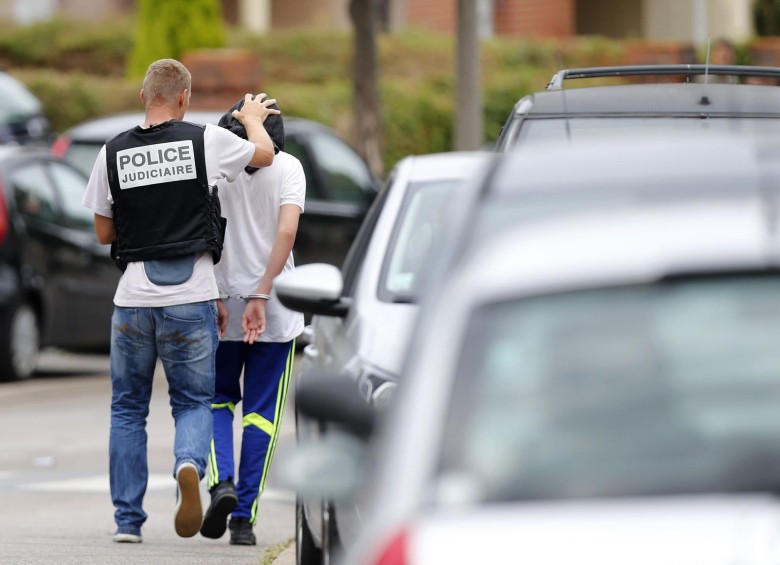 Un policía frances detuvo a un hombre en la ciudad de Normandía, donde un sacerdote murió tras un ataque terrorista atribuido al Estado islámico. FOTO AFP