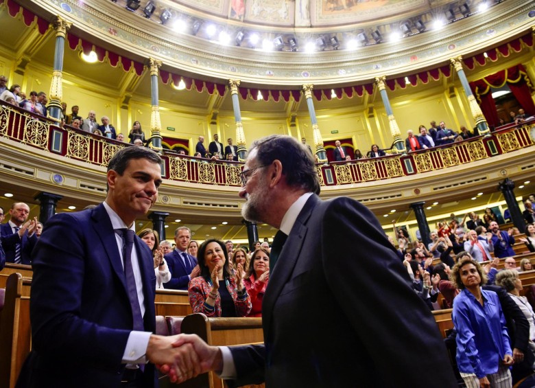 La foto de la jornada, cuando Mariano Rajoy (derecha) fue el primero en felicitar a Pedro Sánchez, en el mismo momento en que fue destituido. Las caras de ambos lo expresaron todo. FOTO Reuters