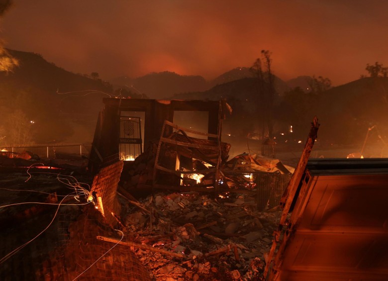 En ventura, más de 27.000 personas abandonaron sus hogares para huir del incendio. FOTO REUTERS