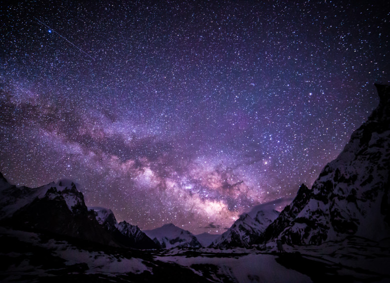 Tomar una foto de la Vía Láctea es imposible: estamos dentro de ella, pero en las noches sí se aprecia parte de su estructura, esas nubes de polvo y estrellas de la imagen. FOTO Anne Dirkse