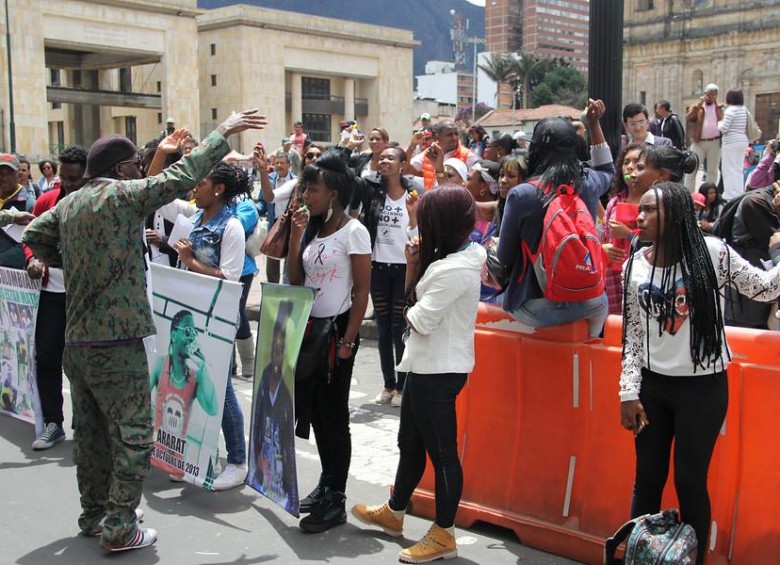 Grupos de esta comunidad protestaron en la Plaza de Bolívar por la muerte de dos jóvenes en la localidad de Ciudad Bolívar. FOTO COLPRENSA