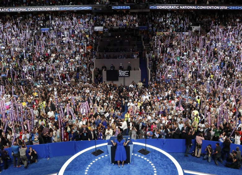 En un discurso televisado en el que recibió ovación generalizada, la primera dama Michelle Obama demostró el lunes su apoyo a la candidata oficial del partido demócrata, Hillary Clinton. FOTO AFP