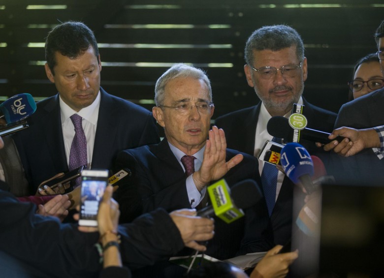 Álvaro Uribe Vélez, durante la rueda de prensa que ofreció desde su casa. FOTO Esteban Vanegas