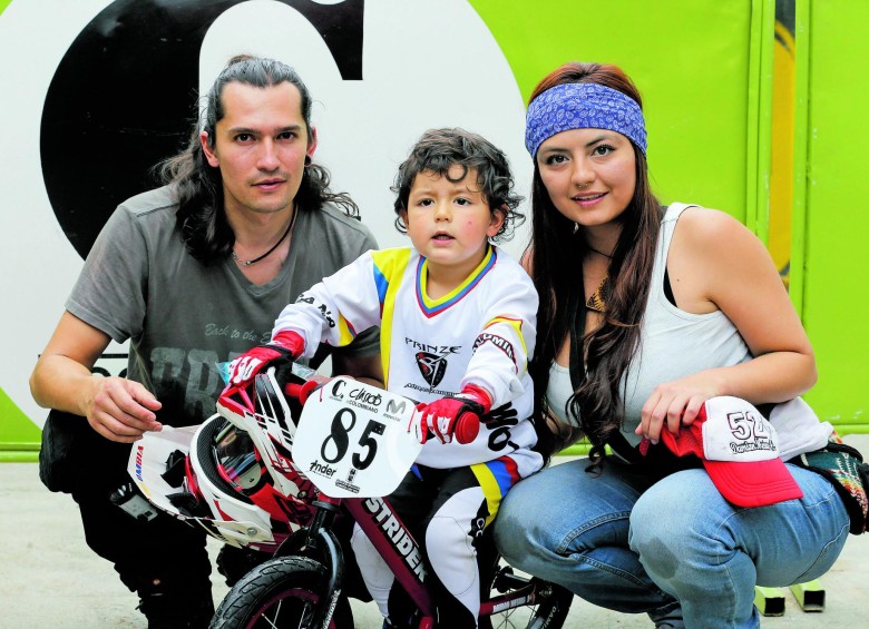 Daniel, Daniela y su hijo Damián Mesias Arellano, participante de push bike 2-3 años.