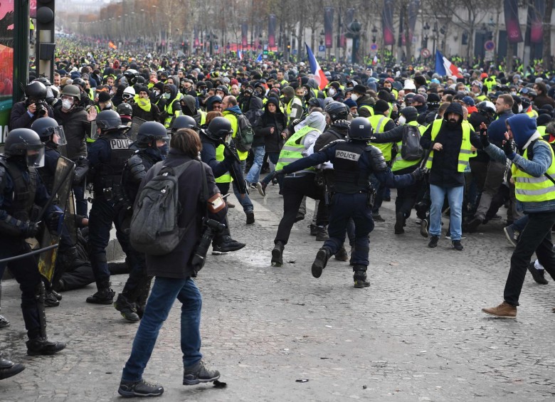 Tensión en París y 950 detenidos por protesta de los “chalecos amarillos”