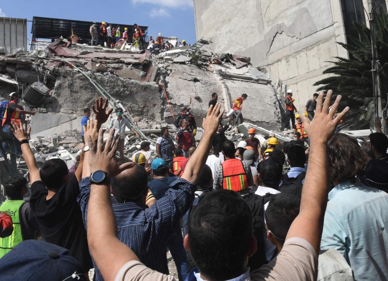 Por lo menos 27 edificios colapsaron en Ciudad de México tras el sismo de magnitud 7. FOTO AFP