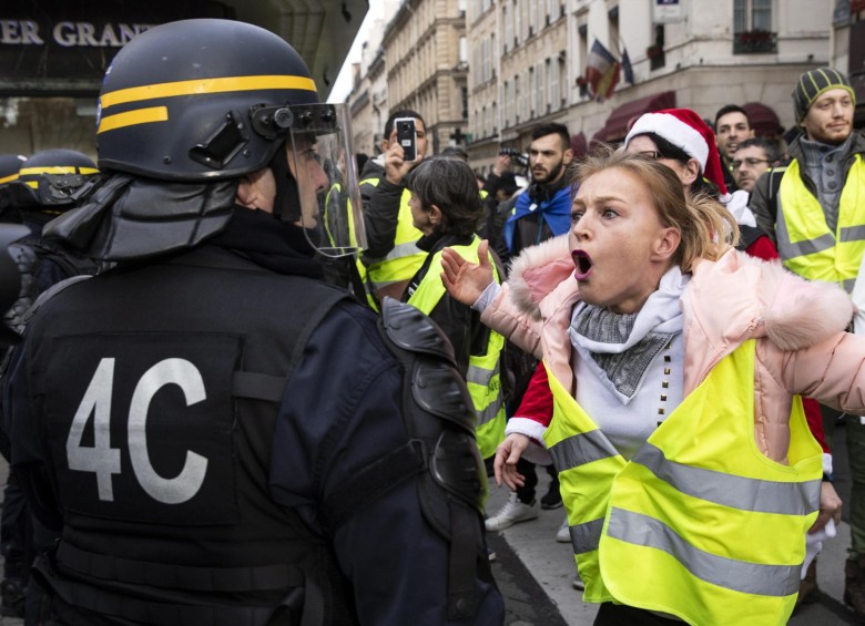 Los miembros del movimiento “chalecos amarillos” protestan en Francia contra las políticas económicas y sociales del presidente Macron. FOTO EFE
