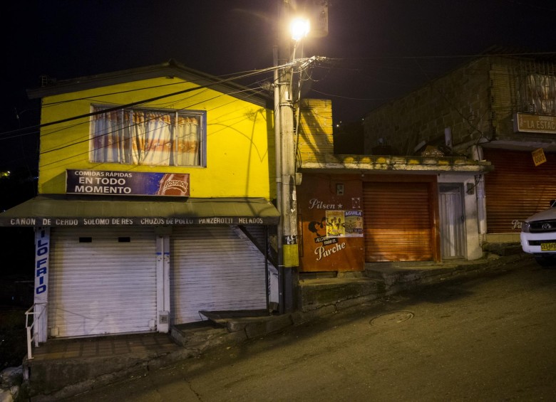 El comercio permanece cerrado durante la noche por miedo a los enfrentamientos. Foto: Esteban Vanegas