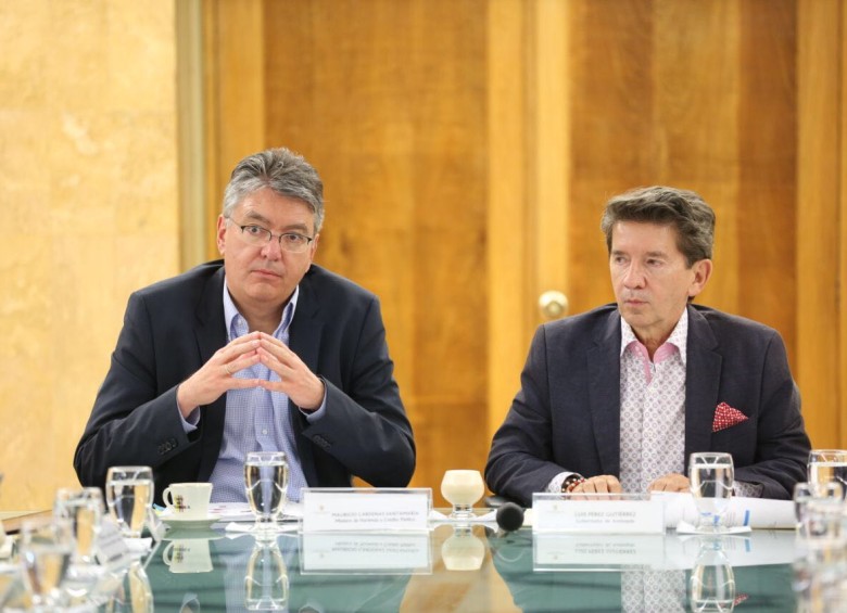 El ministro de Hacienda, Mauricio Cárdenas, y el Gobernador de Antioquia, Luis Pérez Gutiérrez, discutieron asignación de recursos de venta de Isagen. FOTO CORTESÍA MINHACIENDA