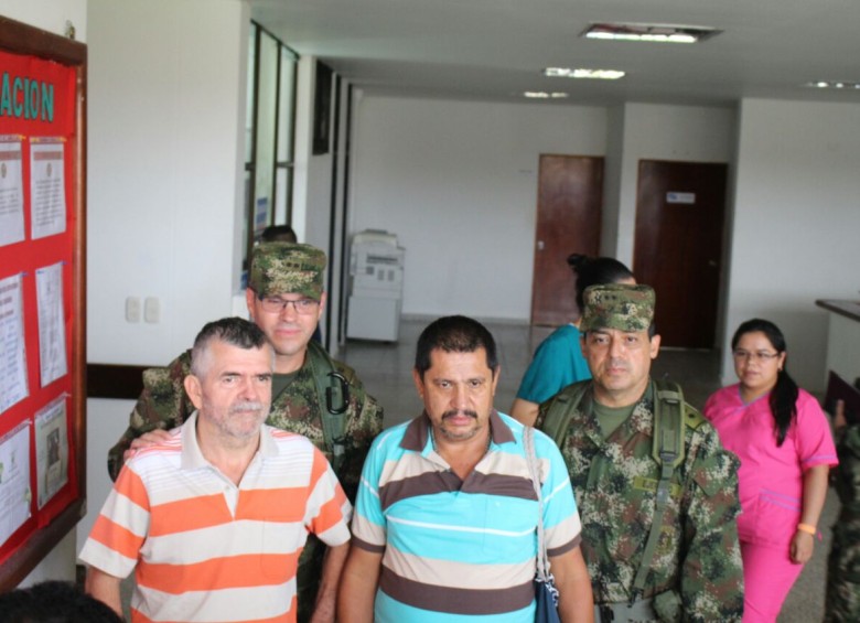 Los dos conductores liberados junto al general Jorge Arturo Salgado Restrepo, comandante de la Séptima División del Ejército. CORTESÍA EJÉRCITO
