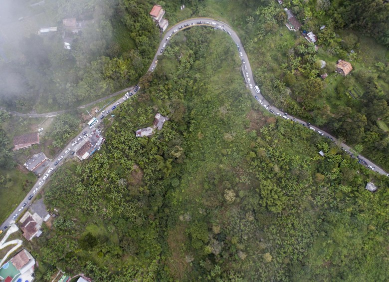 La vía Medellín - Santa Fe de Antioquia se encuentra con paso restringido por un derrumbe. Foto: Juan David Usuga
