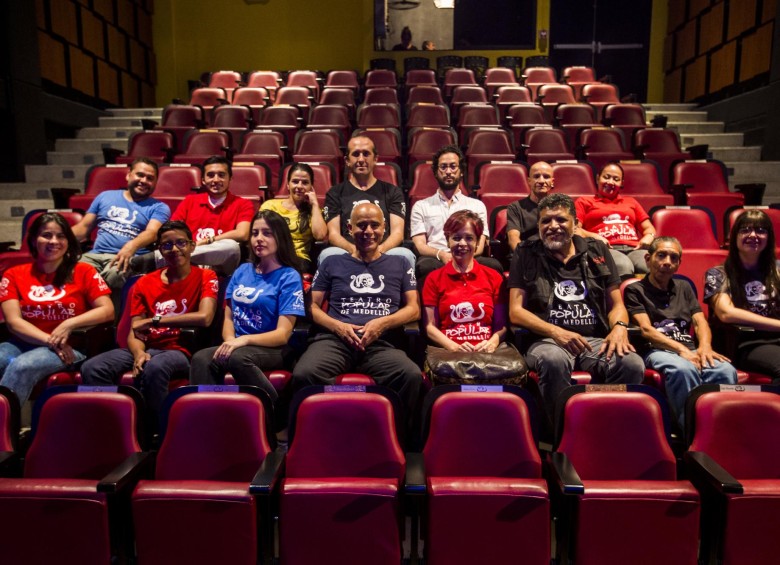 Integrantes del Teatro Popular de Medellín en la sala para 100 personas que fue renovada y adecuada con recursos de la Ley de Espectáculo Público en 2016. FOTO julio césar Herrera echeverri