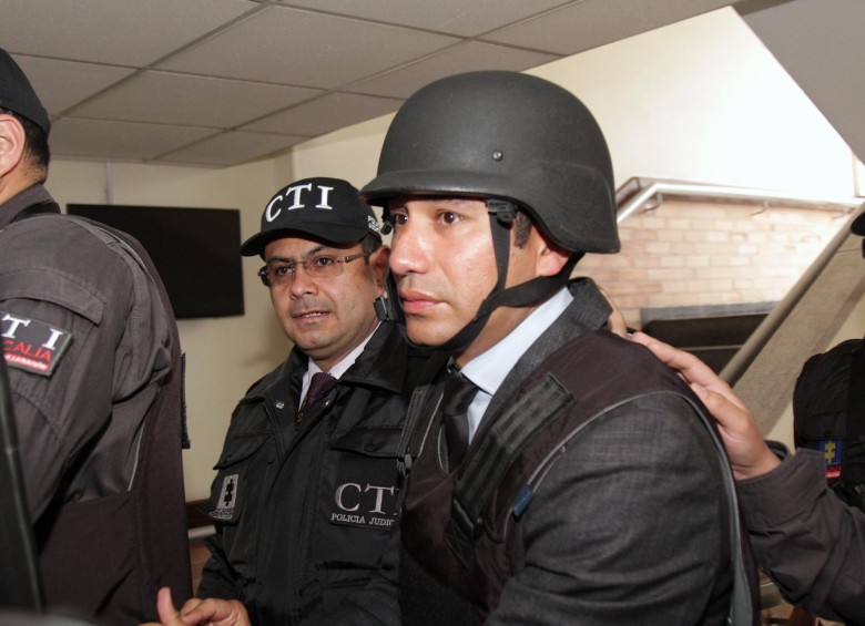 Gustavo Moreno ha asistido a sus audiencias con chaleco antibalas y casco, argumentando amenazas contra su vida. Por ello, está recluido en un establecimiento militar. FOTO Colprensa