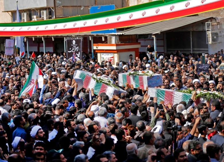 Manifestación en la ciudad de Ahvaz, al suroeste de Irán, por el funeral de los asesinados el sábado en un atentado. El ataque a un desfile militar dejó 25 muertos y 60 heridos. FOTO afp