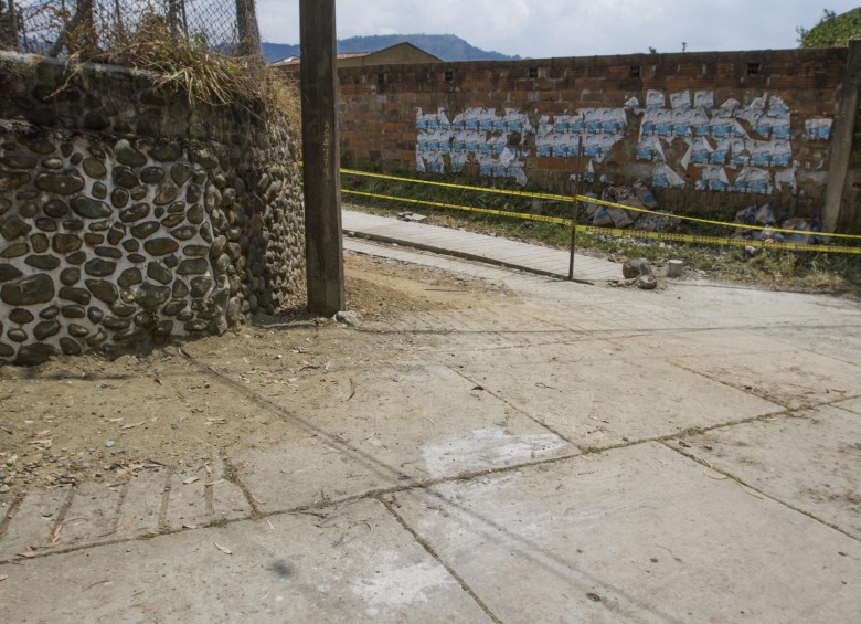 En este lugar despoblado del sector de La Ferrería en La Estrella ocurrió el brutal ataque contra Alejandro. FOTO Esteban Vanegas