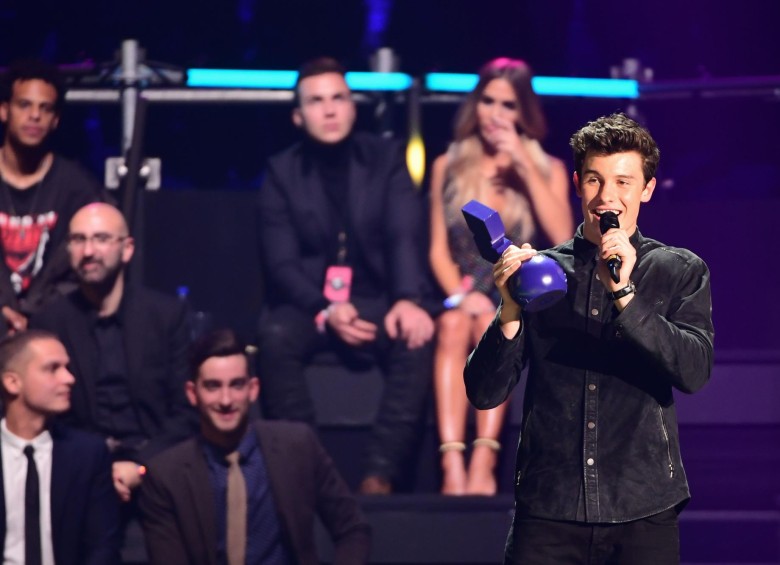 Shawn Mendes recibió el premio a Mejor Artista Masculino. FOTO AFP
