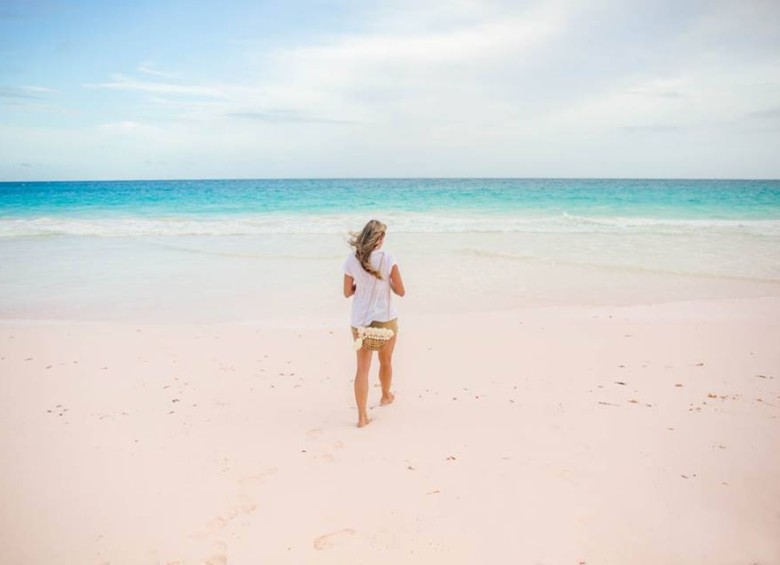 Las playa de arena rosada es un fenómeno producido por insectos coralinos (foraminíferos) que se mezclan con la arena y trozos de coral.