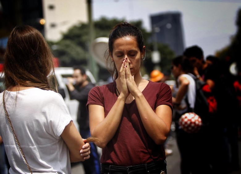 A las afueras del colegio Rébsamen, al sur de la C. de México, rezan los padres de los desaparecidos.