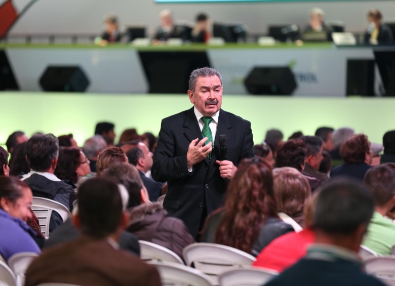 Javier Genaro Gutiérrez encabezó ayer en Corferias su última asamblea como presidente de Ecopetrol. La compañía vendió el año pasado $68,9 billones un 2,1% menos que en 2013. La utilidad cayó un 42,7% y llegó a $7,51 billones. FOTO la REPÚBLICA
