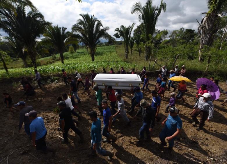 El niño fallecido en Navidad se suma a la también pequeña guatemalteca, Jakelin Caal, de 7 años, quien murió en un hospital de Texas. Familiares y amigos de la familia cargaron el ataúd. FOTO AFP
