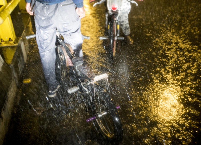 La lluvia no permitió finalizar la carrera y amargó la noche. Foto: Santiago Mesa.