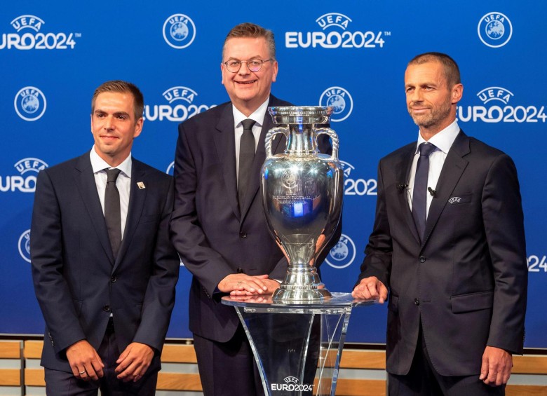 El embajador de la Uefa Euro 2024, Philipp Lahm; el presidente de la Federación Alemana de Fútbol (DFB), Reinhard Grindel; y el presidente de la Uefa, Aleksander Ceferin. FOTO EFE
