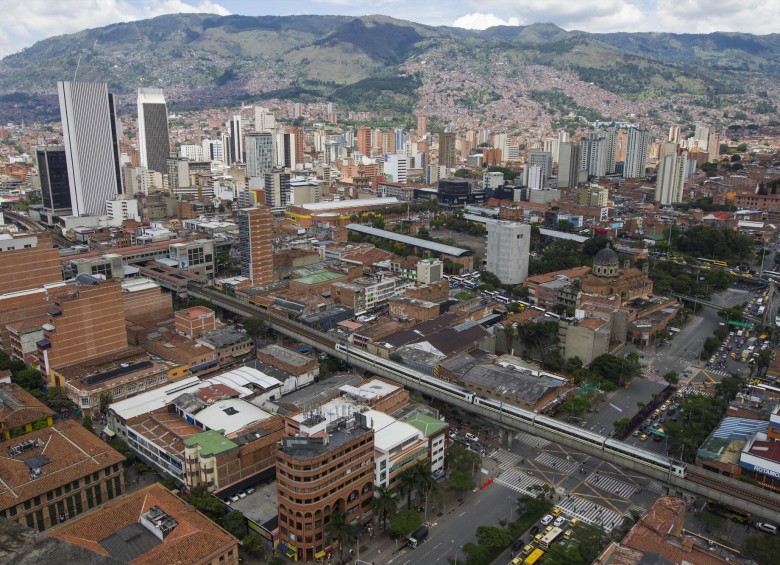 Medellín, hoy con más de 1.300 edificios de gran altura, acogerá al Papa Francisco en los próximos días. FOTO Manuel Saldarriaga