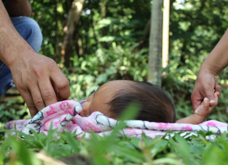 Nueve meses cumplió la hija de la pareja de desmovilizados del Eln. FOTO Cortesía Ejército