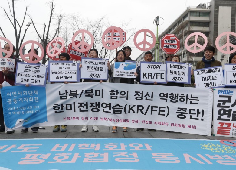 Manifestantes surcoreanos protestan en Seúl, contra las maniobras conjuntas de Estados Unidos y Corea del Sur, que anualmente se realizan y que esta vez se habían postergado por la realización de los Juegos Olímpicos de Invierno. Foto Efe.