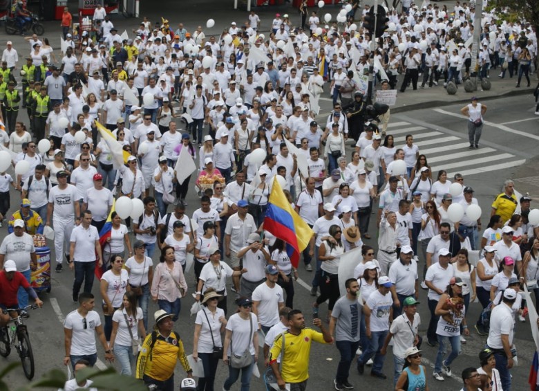 En Medellín miles de ciudadanos marcharon entre el Parque de los Deseos y el Parque de la Luces, en el centro de la ciudad. FOTO JUAN ANTONIO SÁNCHEZ