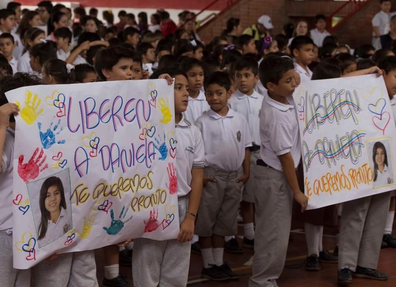 El colegio Santo Angel realizó un plantón en sus instalaciones en forma de rechazo al secuestro de Daniela Mora, hija de Diego Mora, director nacional de la UNP. FOTO COLPRENSA 