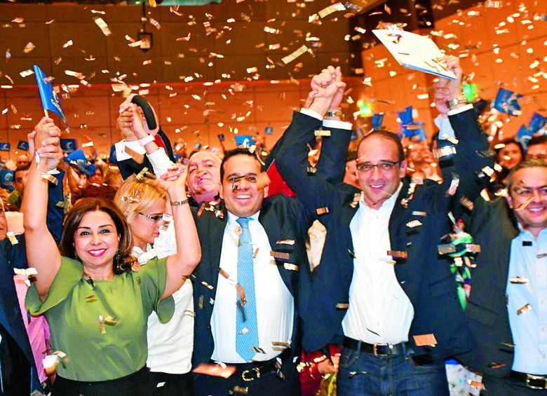 De izquierda a derecha: la representante a la Cámara, Nidia Marcela Osorio; el senador, Carlos Andrés Trujillo; y el nuevo candidato del Partido Conservador, José Fernando Escobar. FOTO cortesía